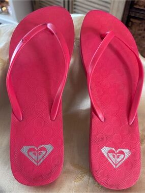 Roxy Bright Pink Rubber Thong Flip Flops / Sandals.